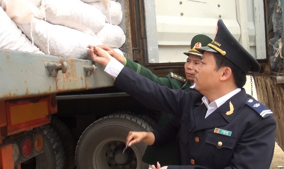 Cán bộ Chi cục Hải quan Cửa khẩu Quốc tế Tà Lùng (Phục Hòa) kiểm tra hàng hóa xuất nhập khẩu. Nguồn: Internet