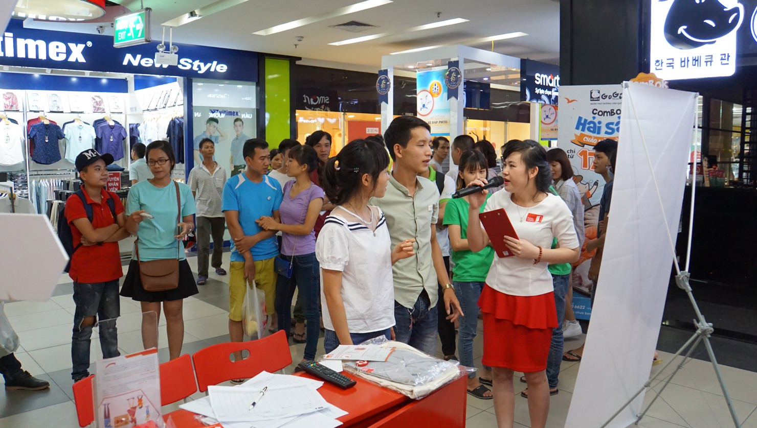 Quầy tư vấn của Home Credit luôn thu hút đông đảo khách tham quan. Nguồn: PV.