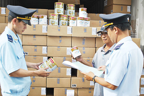 Mặt hàng sữa NK đang phải thực hiện kiểm tra chuyên ngành tại 2 đơn vị. Nguồn: PV.