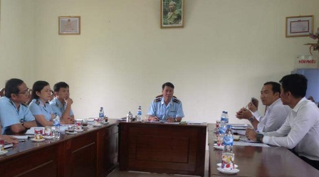 Ông Đào Thế Nhựt chủ trì tọa đàm tham vấn với đại diện doanh nghiệp kinh doanh cảng biển. Nguồn: PV.