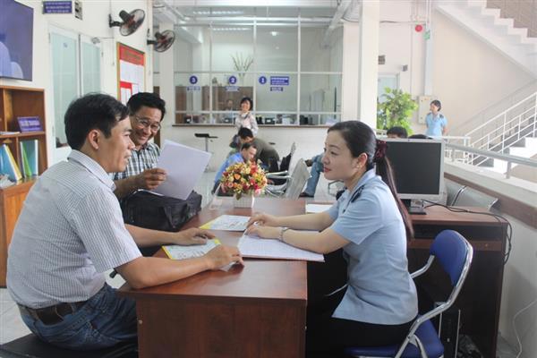 Công chức Hải quan quản lý hàng đầu tư - Cục Hải quan TP. Hồ Chí Minh tư vấn cho doanh nghiệp. Nguồn: PV.