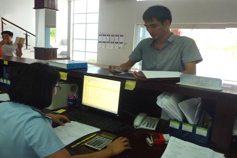 Cán bộ Hải quan Thừa Thiên Huế hướng dẫn DN tìm hiểu thủ tục xuất nhập khẩu.