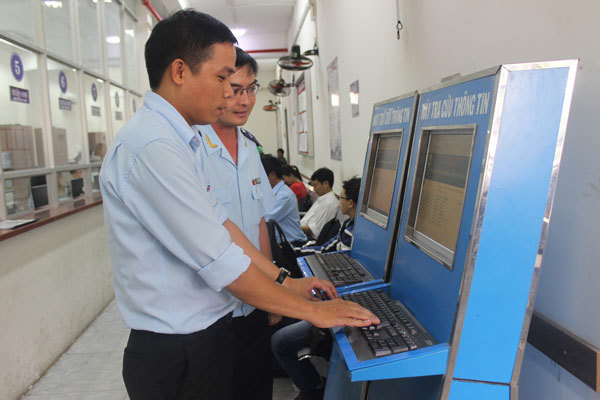 Công chức Hải quan TP. Hồ Chí Minh hướng dẫn thủ tục cho doanh nghiệp. Nguồn: PV.