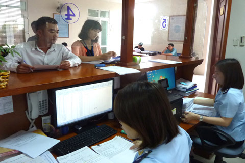 Cán bộ Hải quan Hà Nội hỗ trợ DN mở tờ khai xuất nhập khẩu. Nguồn: PV.