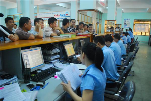 CBCC Hải quan Hải Phòng hướng dẫn doanh nghiệp làm thủ tục hải quan. Nguồn: PV.