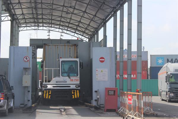 Máy soi hàng hóa XNK tại cảng Cát Lái- TP. Hồ Chí Minh. Nguồn: PV.