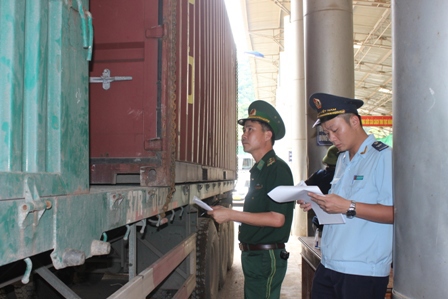 Hải quan và Biên phòng Cầu Treo phối hợp kiểm tra hàng hóa XNK. Nguồn: PV.