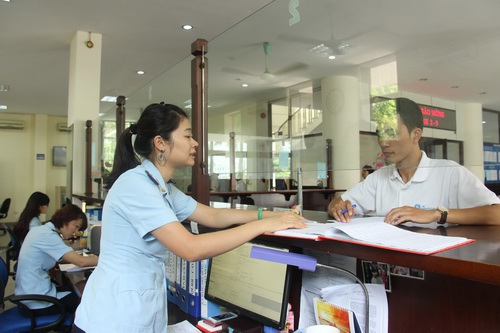 Công chức Chi cục Hải quan Bắc Hà Nội hướng dẫn thủ tục cho doanh nghiệp. Nguồn: PV.