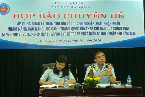 Ông Bùi Thái Quang giới thiệu lợi ích DN được hưởng lợi từ việc áp dụng quản lý tuân thủ của cơ quan hải quan. Nguồn: PV.