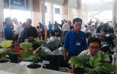 Cán bộ thuế hướng dẫn doanh nghiệp kê khai thuế điện tử tại Cục Thuế TP. Hồ Chí Minh. Nguồn: PV.