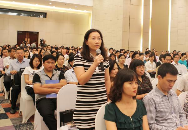 DN hỏi về chính sách trong một buổi tuyên truyền phổ biến văn bản quy phạm pháp luật. Nguồn: PV.