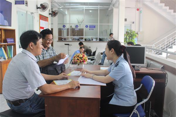 Công chức Hải quan quản lý hàng đầu tư - Cục Hải quan TP. Hồ Chí Minh hướng dẫn doanh nghiệp. Nguồn: PV..