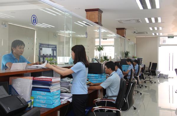 Công chức Hải quan Bình Dương làm thủ tục XNK cho doanh nghiệp.