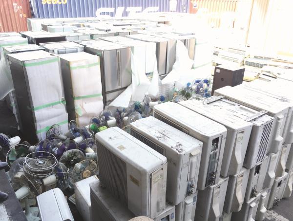 Hàng điện lạnh đã qua sử dụng bị phát hiện tại cảng Cát Lái. Nguồn: PV.