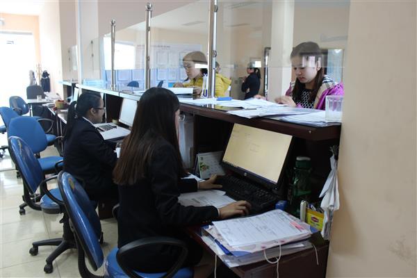 CBCC Hải quan Hà Nam (Cục Hải quan Hà Nam Ninh) hướng dẫn DN làm thủ tục hải quan. Nguồn: PV.