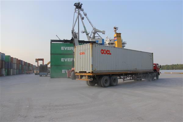 Lượng hàng hóa tạm nhập tái xuất, chuyển khẩu, gửi kho ngoại quan qua địa bàn Hải Phòng đi Trung Quốc hàng năm rất lớn. Nguồn: PV.