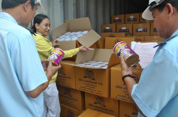Công chức Hải quan cửa khẩu cảng Sài Gòn khu vực 1 kiểm tra hàng nhập khẩu. Nguồn: PV.