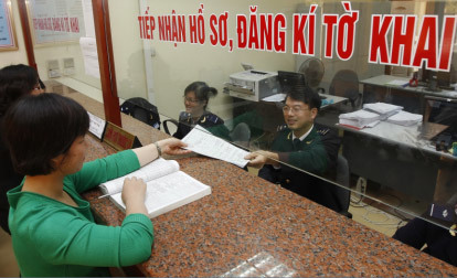 Cán bộ Hải quan Quảng Ninh hỗ trợ DN hoàn thiện thủ tục thông quan hàng hóa. Nguồn: PV.