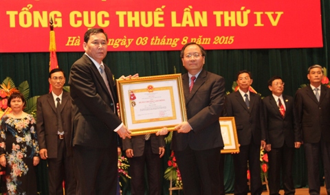 Thứ trưởng Bộ Tài chính Đỗ Hoàng Anh Tuấn trao Huân chương Lao động Hạng Nhì cho Phó Tổng cục trưởng Tổng cục Thuế Trần Văn Phu nhân dịp kỷ niệm 70 năm truyền thống ngành Thuế. Nguồn: PV.