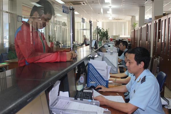 Công chức Hải quan cảng Sài Gòn KV1 làm thủ tục cho doanh nghiệp. Nguồn: PV. 