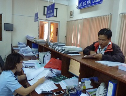 Cán bộ Hải quan Rà Rịa- Vũng Tàu hướng dẫn DN tìm hiểu về chính sách, thủ tục xuất nhập khẩu. Nguồn: PV.