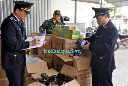 Lực lượng Hải quan kiểm tra tang vật mỹ phẩm nhập lậu. Nguồn: PV.