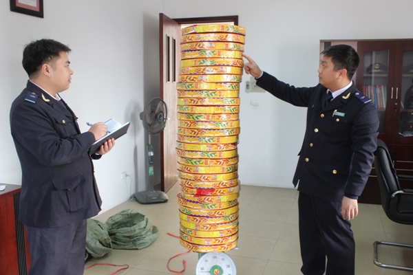 Pháo nổ nhập lậu do lực lượng Hải quan Quảng Ninh bắt giữ trên địa bàn TP. Móng Cái trước đó. Nguồn: PV.