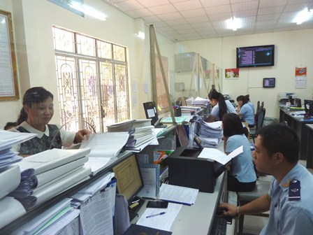 Cán bộ Hải quan Bà Rịa-Vũng Tàu hướng dẫn doanh nghiệp mở tờ khai. Nguồn: PV.