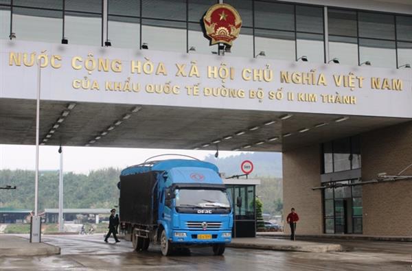 Hoạt động XNK tại cửa khẩu Quốc tế Lào Cai. Nguồn: PV.