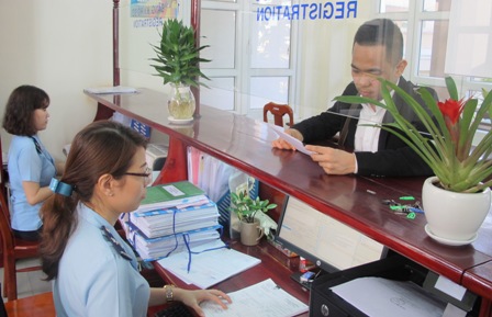 Cán bộ Hải quan Khánh Hòa hỗ trợ DN tìm hiểu chính sách mới về xuất nhập khẩu. Nguồn: PV.