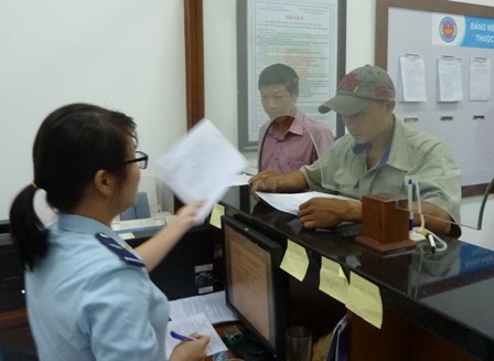 Cán bộ hải quan hỗ trợ DN, tránh sai sót trong quá trình làm thủ tục xuất nhập khẩu. Nguồn: PV.