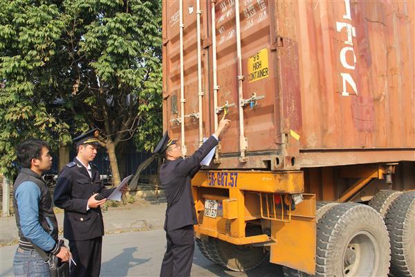 Hàng hóa trước khi được đưa vào khu vực soi chiếu, công chức Hải quan tiến hành kiểm tra các dữ liệu, thông tin liên quan đến lô hàng tại cổng vào. Nguồn: PV.