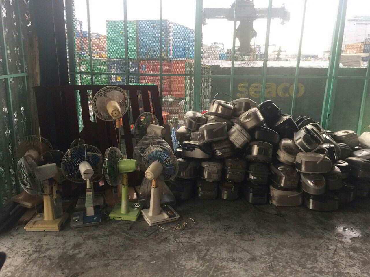 Lô hàng điện gia dụng cấm nhập khẩu. Nguồn: PV.