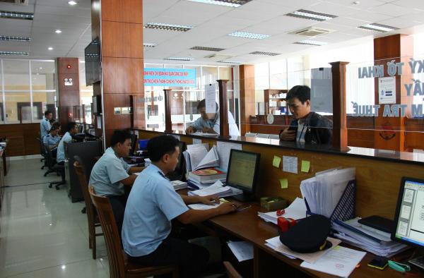 Doanh nghiệp làm thủ tục tại Chi cục HQ CK cảng Cái Mép- Bà Rịa - Vũng Tàu. Nguồn: PV.