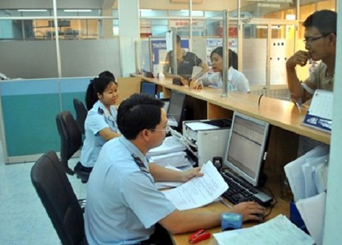 Cán bộ Hải quan Đồng Nai hướng dẫn DN hoàn thiện tờ khai. Nguồn: PV.
