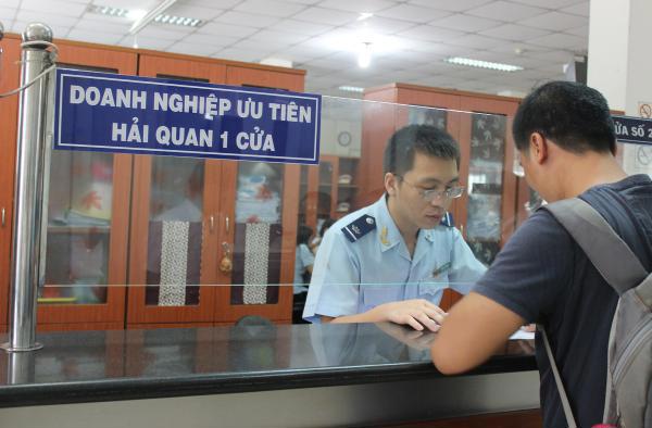 Doanh nghiệp làm thủ tục hải quan tại cảng Cát Lái.