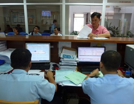 Cán bộ Hải quan Bình Dương tiếp nhận, giải quyết nhanh chóng tờ khai của doanh nghiệp. Nguồn: PV.