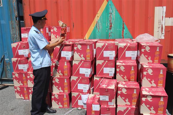 Lực lượng Hải quan Chi cục HQCK Cái Mép kiểm tra lô rượu vừa bốc ra khỏi container 
