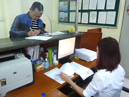 Cán bộ Hải quan Bắc Ninh tiếp nhận và giải quyết thủ tục nhập khẩu cho doanh nghiệp. 