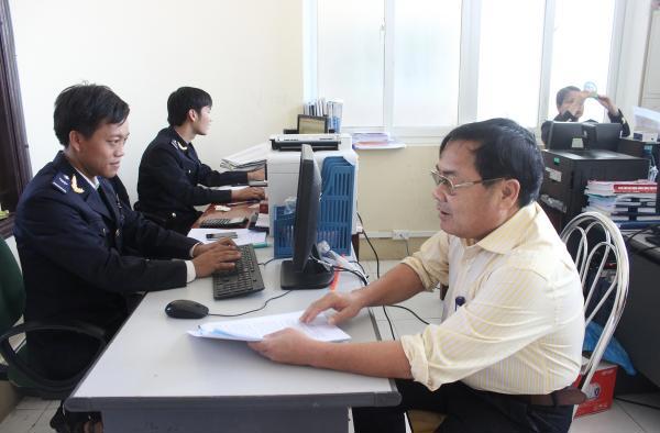 Cán bộ công chức Chi cục Hải quan cửa khẩu cảng Cửa Lò hỗ trợ chính sách cho doanh nghiệp. Nguồn: PV.