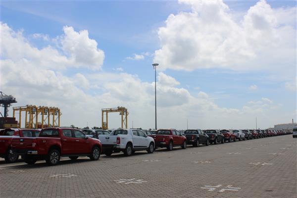 Ô tô nhập khẩu qua cảng Hiệp Phước - TP. Hồ Chí Minh. Nguồn: PV.