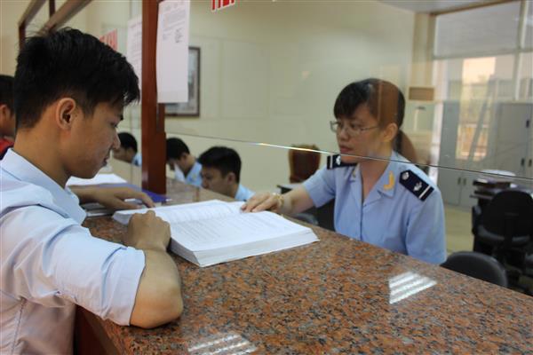 Hoạt động nghiệp vụ tại Chi cục Hải quan cửa khẩu Quốc tế Móng Cái. Nguồn: PV.