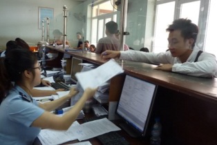 Cán bộ Hải quan Hải Phòng hỗ trợ doanh nghiệp hoàn thiện tờ khai.
