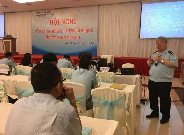 Lãnh đạo Cục Thuế XNK, Tổng cục Hải quan thông tin những nội dung liên quan đến chính sách thuế tới cộng đồng DN tại hội nghị. Nguồn: PV.