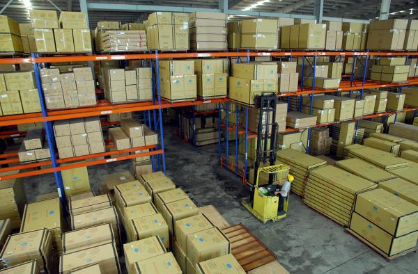 Hoạt động tại Kho ngoại quan Công ty CP Giao nhận vận tải U&I. Nguồn: PV.