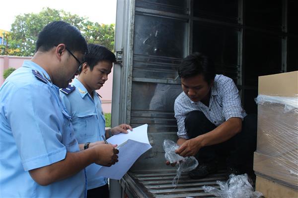 Công chức Hải quan Đồng Nai kiểm tra hàng hóa xuất nhập khẩu. Nguồn: PV.