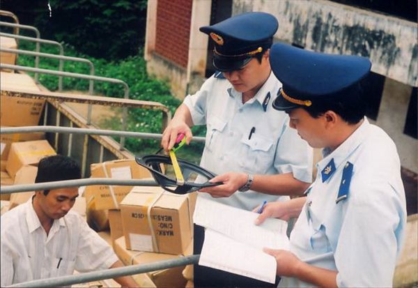 Cán bộ Hải quan Hà Giang kiểm tra hàng nhập khẩu. Nguồn: PV.