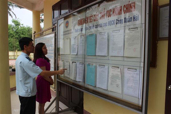 CBCC Hải quan Hà Tĩnh hướng dẫn DN tìm hiểu các quy định chính sách pháp luật liên quan đến hải quan. Nguồn: PV.