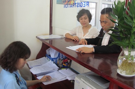 Cán bộ Hải quan Khánh Hòa hỗ trợ DN bổ sung, hoàn thiện tờ khai. Nguồn: PV.