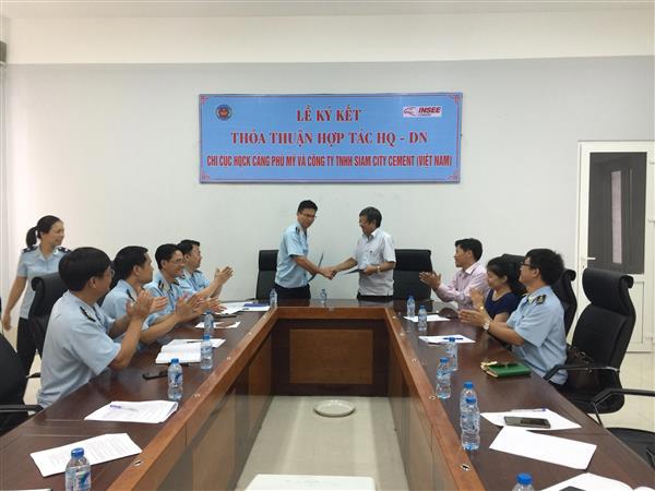 Lãnh đạo hai đơn vị ký kết thỏa thuận hợp tác. Nguồn: PV.